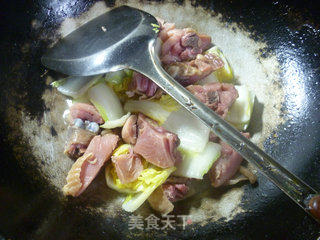 娃娃菜炒腊鸡腿的做法步骤：11