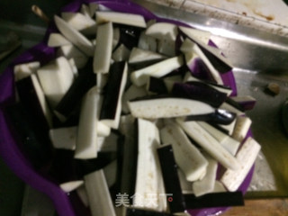 咸鱼茄子煲简易做法的做法步骤：1