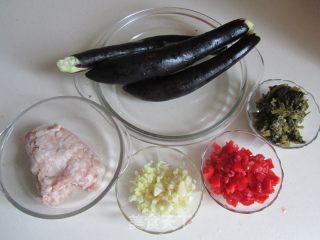 雪菜肉末茄子的做法步骤：1