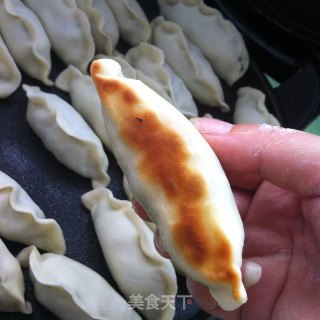 三鲜锅贴的做法步骤：13