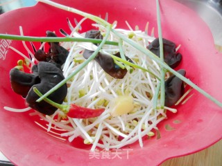 木耳炒豆芽的做法步骤：1