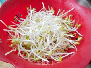 木耳炒豆芽的做法步骤：2
