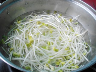 木耳炒豆芽的做法步骤：3