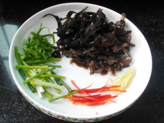 木耳炒豆芽的做法步骤：4