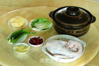清炖三黄鸡的做法步骤：1