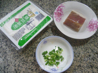 咸肉豆腐汤的做法步骤：1