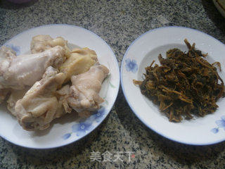 梅干菜烧鸡翅根的做法步骤：1
