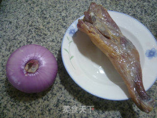 洋葱炒腊鸡腿的做法步骤：1