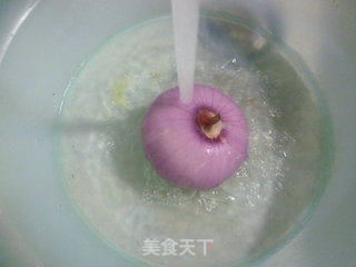 洋葱炒腊鸡腿的做法步骤：2