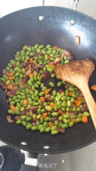 香肠炒毛豆的做法步骤：5