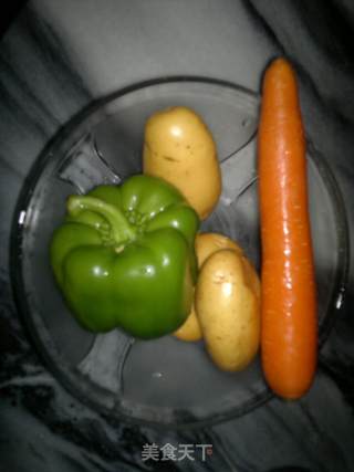 青椒土豆萝卜炒肉的做法步骤：1