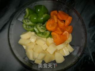 青椒土豆萝卜炒肉的做法步骤：2