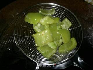青椒土豆萝卜炒肉的做法步骤：4