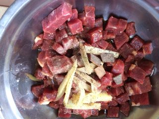 牛肉炖时蔬的做法步骤：2