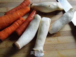 杏鲍菇黄焖鸡翅的做法步骤：2