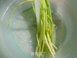 香芹炒排骨的做法步骤：2
