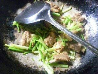 香芹炒排骨的做法步骤：11