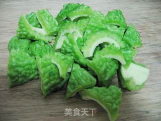 养生菜——苦瓜烧排骨的做法步骤：2