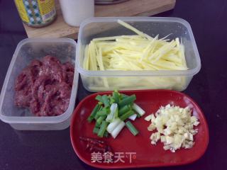 牛肉炒土豆的做法步骤：1