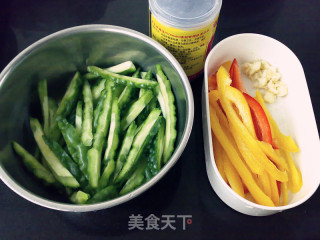 豉香苦瓜彩椒的做法步骤：1