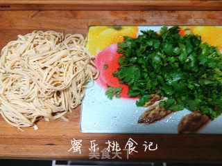 【快手菜】凉拌豆腐皮的做法步骤：1