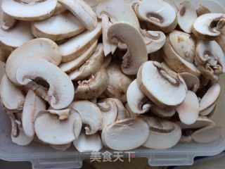 口蘑烧肉的做法步骤：2