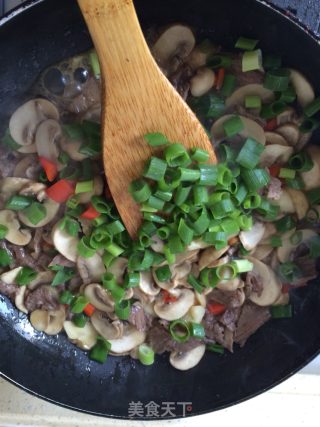 口蘑烧肉的做法步骤：8