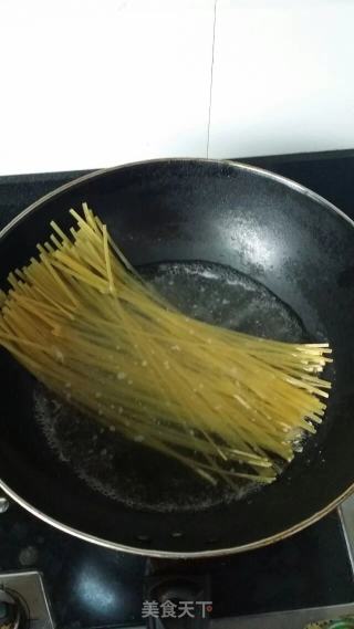 炒意面的做法步骤：2