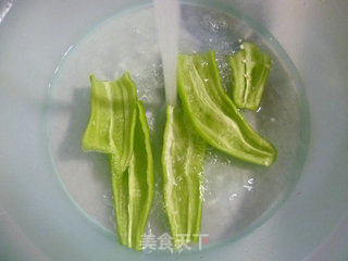 青椒炒北极甜虾的做法步骤：2