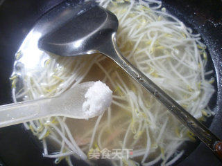 咸肉绿豆芽汤的做法步骤：6