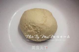 柔软甜蜜的幸福——手工草莓果酱毛毛虫面包的做法步骤：2