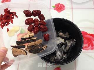 【灵芝乌鸡汤】----安神补气的做法步骤：4