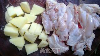 马铃薯焖鸡肉的做法步骤：1