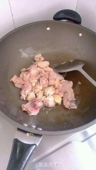 马铃薯焖鸡肉的做法步骤：3