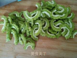 甜辣酱炒苦瓜的做法步骤：1