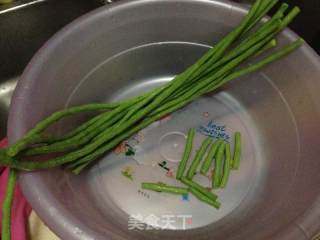 【广式腊肠炒长豆角】---家常小菜大美味的做法步骤：1