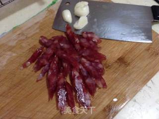 【广式腊肠炒长豆角】---家常小菜大美味的做法步骤：2