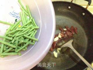 【广式腊肠炒长豆角】---家常小菜大美味的做法步骤：5