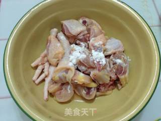 【双菌菇鸡肉煲】-----飘香下饭菜的做法步骤：2