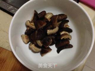 【双菌菇鸡肉煲】-----飘香下饭菜的做法步骤：3
