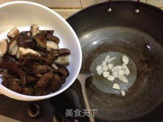 【双菌菇鸡肉煲】-----飘香下饭菜的做法步骤：5