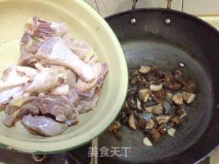 【双菌菇鸡肉煲】-----飘香下饭菜的做法步骤：6
