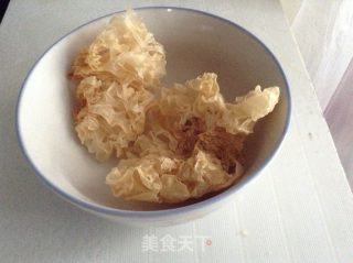 酒香银耳羹的做法步骤：1