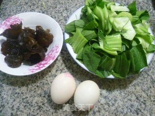 黑木耳鸡蛋炒青菜的做法步骤：1