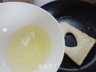 用食物来表达爱意——爱心吐司煎蛋的做法步骤：6