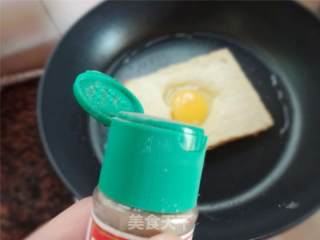 用食物来表达爱意——爱心吐司煎蛋的做法步骤：9