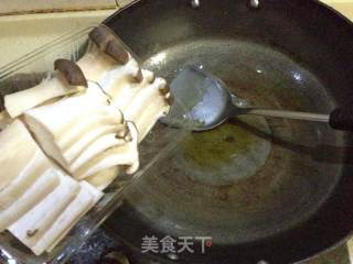【黑椒培根炒杏鲍菇】的做法步骤：2
