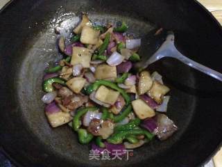 【黑椒培根炒杏鲍菇】的做法步骤：6