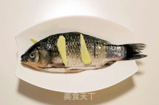 豆瓣鲫鱼的做法步骤：2