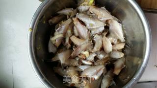 香辣耗儿鱼的做法步骤：1
